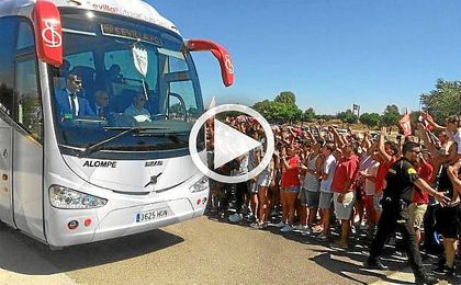 El sevillismo despide al equipo al grito de "Sevilla échale huevos" El sevillismo despide al equipo al grito de "Sevilla échale huevos"
