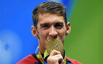 Phelps besa su medalla de oro en el 4x100 de Río 2016. Phelps besa su medalla de oro en el 4x100 de Río 2016.