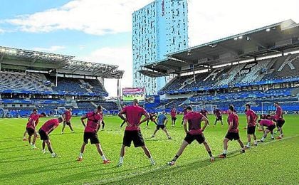 Los jugadores nervionenses se ejercitan en la víspera del partido en el Lerkendal Stadion de Trondheim. Los jugadores nervionenses se ejercitan en la víspera del partido en el Lerkendal Stadion de Trondheim.
