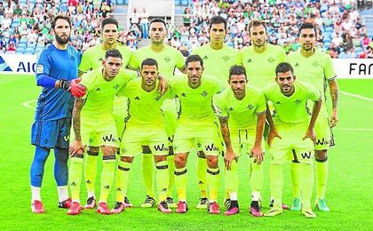 El experimento con tres centrales en Faro pudo ser un ensayo pensando en el Camp Nou. El experimento con tres centrales en Faro pudo ser un ensayo pensando en el Camp Nou.