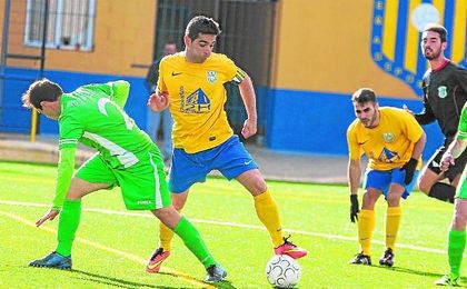 Uno de los capitanes rocieros, Antón, seguirá en el conjunto de Adame Bruña. Uno de los capitanes rocieros, Antón, seguirá en el conjunto de Adame Bruña.