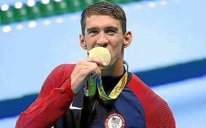 Phelps besa su medalla de oro de los 200 mariposa. Phelps besa su medalla de oro de los 200 mariposa.