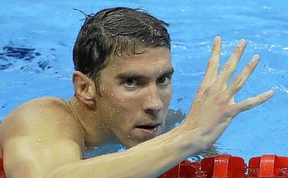 Michael Phelps alude a su condición de histórico con un ´4´. Michael Phelps alude a su condición de histórico con un ´4´.