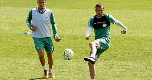 Van der Vaart apenas ha jugado en el Betis. Van der Vaart apenas ha jugado en el Betis.
