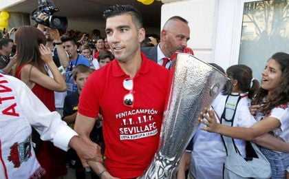 Reyes, con la Europa League de Basilea. Reyes, con la Europa League de Basilea.