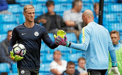 Willy Caballero le ha arrebatado la titularidad a Joe Hart en el City. Willy Caballero le ha arrebatado la titularidad a Joe Hart en el City.
