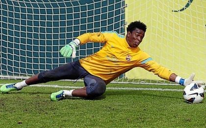 Ondoa, durante un entrenamiento con el Barça. Ondoa, durante un entrenamiento con el Barça.
