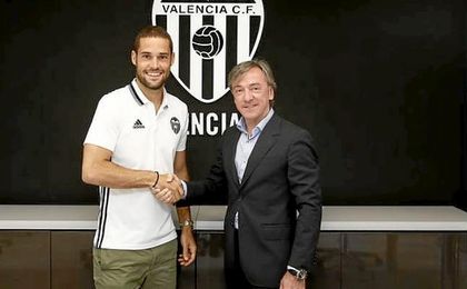 Mario Suárez estrecha la mano de García Pitarch Mario Suárez estrecha la mano de García Pitarch