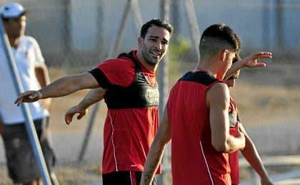 Adil Rami, entrenándose con el Sevilla. Adil Rami, entrenándose con el Sevilla.