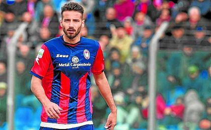 Ferrari, con la camiseta del Crotone. Ferrari, con la camiseta del Crotone.