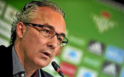 Torrecilla trabaja de manera casi exclusiva en el fichaje del mediocentro. Torrecilla trabaja de manera casi exclusiva en el fichaje del mediocentro.