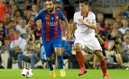 El de Chiclana, presionando al turco Arda Turan. El de Chiclana, presionando al turco Arda Turan.