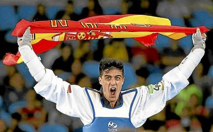 Joel González celebra su medalla de bronce. Joel González celebra su medalla de bronce.