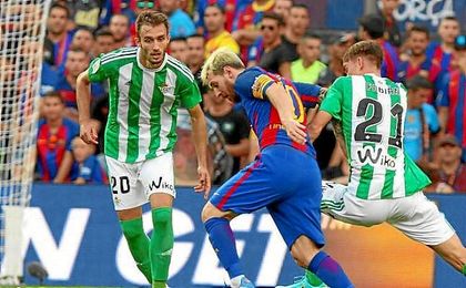 Pezzella, en un lance del partido ante Messi. Pezzella, en un lance del partido ante Messi.