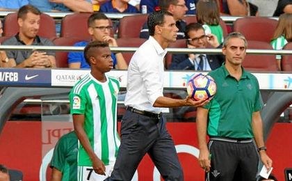 Poyet, en la banda del Camp Nou. Poyet, en la banda del Camp Nou.