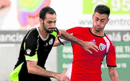 El central Alberto, capitán del Estrella, lleva tres goles; en la imagen, en el amistoso con el Alcalá. El central Alberto, capitán del Estrella, lleva tres goles; en la imagen, en el amistoso con el Alcalá.