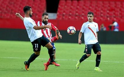 Un lance del juego en el partido entre el Sevilla Atlético y el Girona. Un lance del juego en el partido entre el Sevilla Atlético y el Girona.