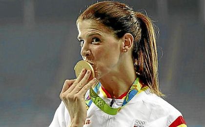 Beitia besa su medalla de oro olímpica. Beitia besa su medalla de oro olímpica.