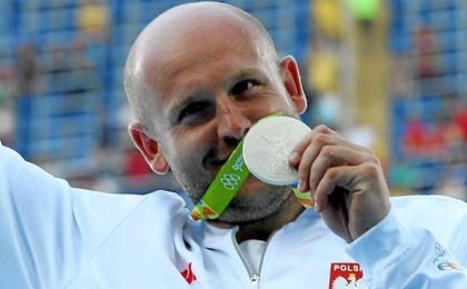 Piotr Malachowski recogiendo su medalla de plata en Río. Piotr Malachowski recogiendo su medalla de plata en Río.