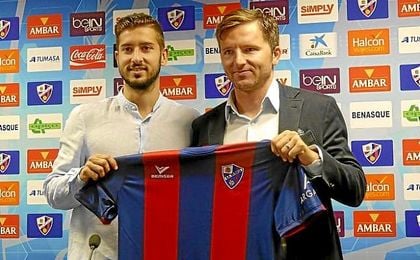 Álvaro Vadillo, durante su presentación como nuevo futbolista del Huesca. Álvaro Vadillo, durante su presentación como nuevo futbolista del Huesca.