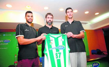 Berni posa junto a dos de las nuevas incorporaciones del equipo: Lockett y Triguero. Berni posa junto a dos de las nuevas incorporaciones del equipo: Lockett y Triguero.