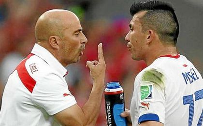 Sampaoli quiere contar con Medel. Sampaoli quiere contar con Medel.