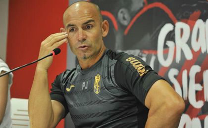 Paco Jémez está preocupado por la ausencia de refuerzos. Paco Jémez está preocupado por la ausencia de refuerzos.