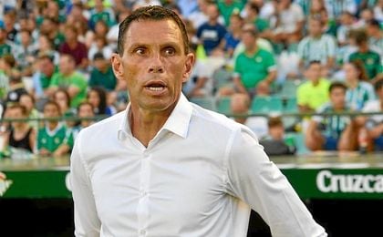 Poyet podría ser sancionado con dos partidos. Poyet podría ser sancionado con dos partidos.
