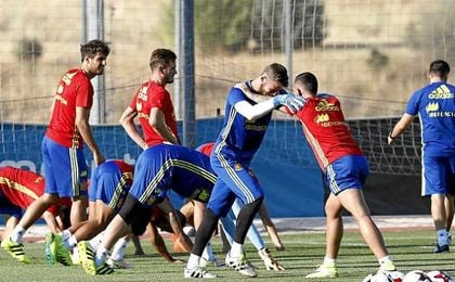 Entrenamiento matinal de la Selección española de fútbol. Entrenamiento matinal de la Selección española de fútbol.