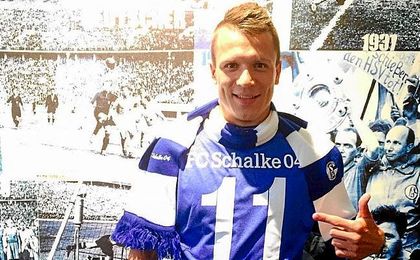 Konoplyanka posa en las instalaciones del Schalke. Konoplyanka posa en las instalaciones del Schalke.