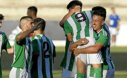 El conjunto verdiblanco celebra el gol de la victoria de Navarro. El conjunto verdiblanco celebra el gol de la victoria de Navarro.