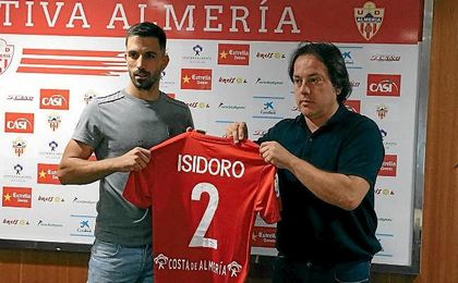 Isidoro, en su presentación con la UD Almería Isidoro, en su presentación con la UD Almería