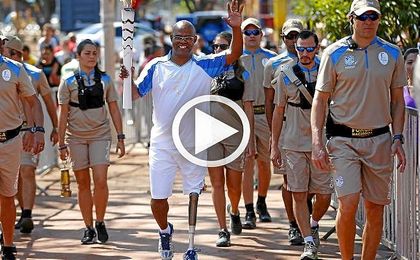 La llama paralímpica avanza rumbo a Río al ritmo de capoeira. La llama paralímpica avanza rumbo a Río al ritmo de capoeira.