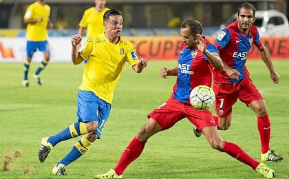 Roque Mesa disputando un balón a Juanfran Roque Mesa disputando un balón a Juanfran