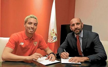 Nasri, tras la firma de su contrato. Nasri, tras la firma de su contrato.