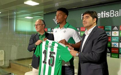 Donk posa con su nueva camiseta junto a Torrecilla y Haro. Donk posa con su nueva camiseta junto a Torrecilla y Haro.