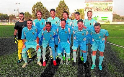 Sus futbolistas han sido los primeros en ponerse manos a la obra para ayudar a su míster. Sus futbolistas han sido los primeros en ponerse manos a la obra para ayudar a su míster.