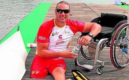 "Me gusta el fútbol. Soy bético y además llevo mi amuleto bajo el asiento de la canoa". "Me gusta el fútbol. Soy bético y además llevo mi amuleto bajo el asiento de la canoa".