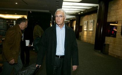 Beckenbauer en el hotel del Bayern de Munich. Beckenbauer en el hotel del Bayern de Munich.