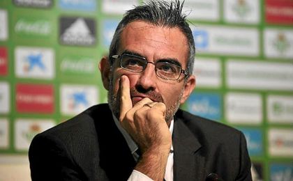 El ex del Betis reemplazaría al jefe de ojeadores de los ´foxes´. El ex del Betis reemplazaría al jefe de ojeadores de los ´foxes´.