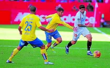 Tana presiona a Banega, autor de uno de los goles en el último triunfo sevillista. Tana presiona a Banega, autor de uno de los goles en el último triunfo sevillista.