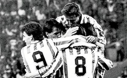En la imagen, el conjunto verdiblanco celebra uno de los dos goles que anotó aquel 24 de mayo de 1986, fecha en la que consiguió su último triunfo en Mestalla. En la imagen, el conjunto verdiblanco celebra uno de los dos goles que anotó aquel 24 de mayo de 1986, fecha en la que consiguió su último triunfo en Mestalla.