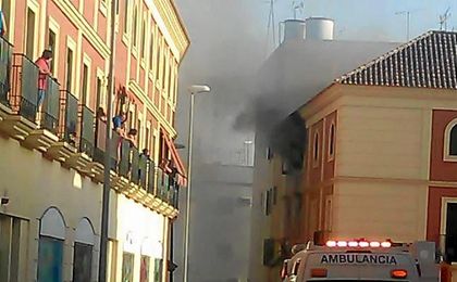 El incendio se produjo en la calle Antonio Delgado Roig. El incendio se produjo en la calle Antonio Delgado Roig.