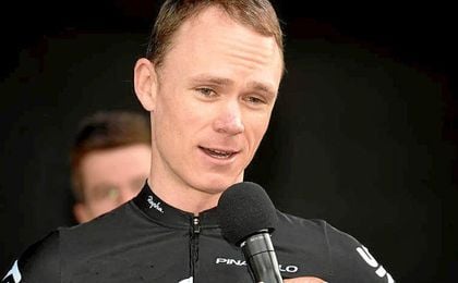Chris Froome atiende a la prensa. Chris Froome atiende a la prensa.