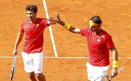 Nadal y Marc López celebran un punto en la Davis. Nadal y Marc López celebran un punto en la Davis.