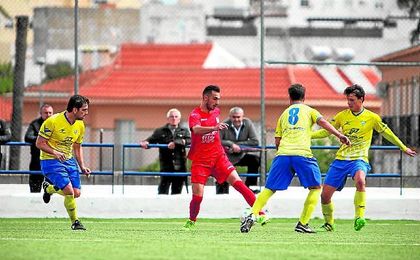 Alberto Vega en un lance del encuentro disputado la pasada temporada frente al Tomares. Alberto Vega en un lance del encuentro disputado la pasada temporada frente al Tomares.