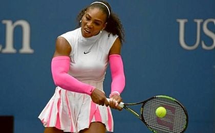 Serena Williams golpea una bola durante el US Open. Serena Williams golpea una bola durante el US Open.