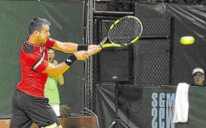 Íñigo Cervantes tuvo que lugar tres sets para pasar. Íñigo Cervantes tuvo que lugar tres sets para pasar.