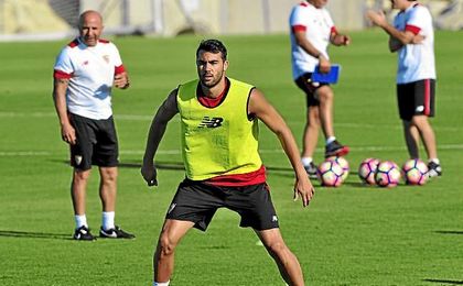 Iborra, en un entrenamiento, bajo la atenta mirada de Sampaoli. Iborra, en un entrenamiento, bajo la atenta mirada de Sampaoli.