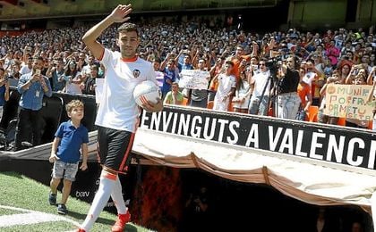 Munir El Haddadi, en su presentación con el Valencia CF. Munir El Haddadi, en su presentación con el Valencia CF.